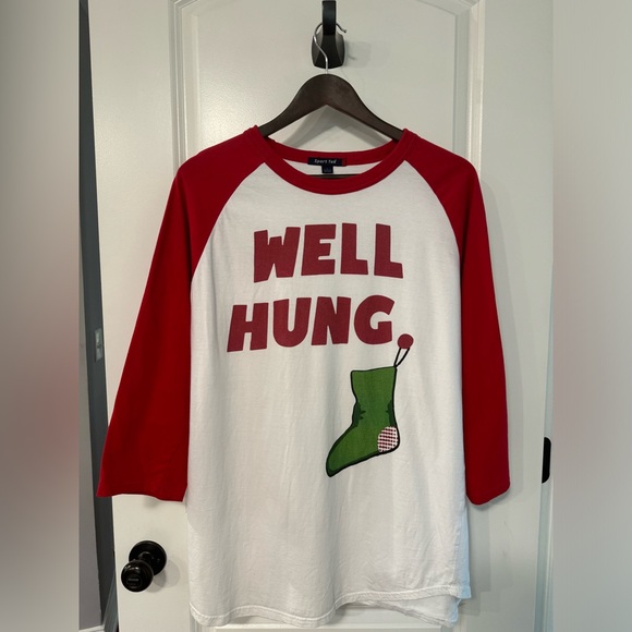 Men’s Quarter Sleeve Christmas Graphic T. Size: L - Picture 3 of 6